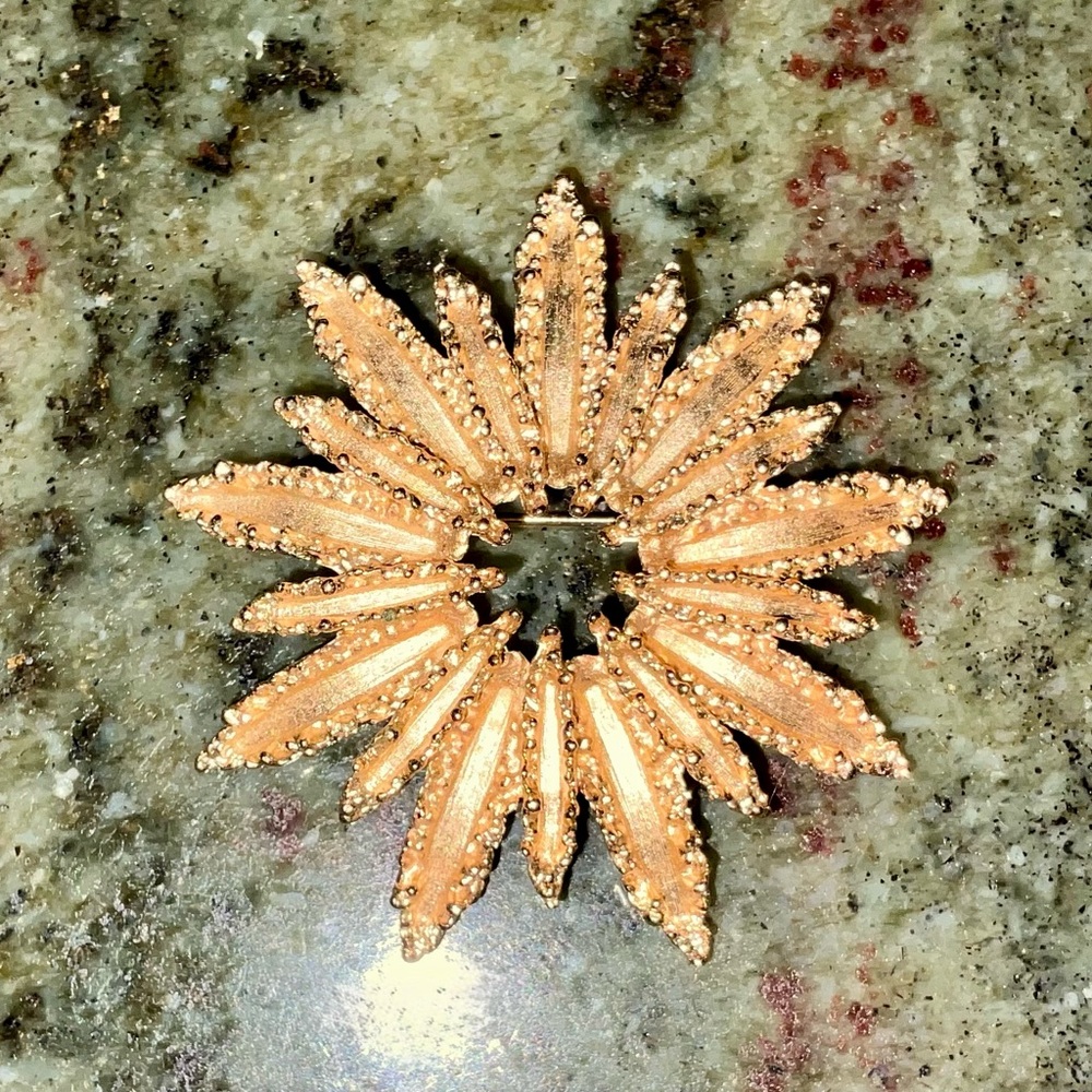Avon Textured Gold Toned Starburst Flower Brooch Pin Vintage Brutalist